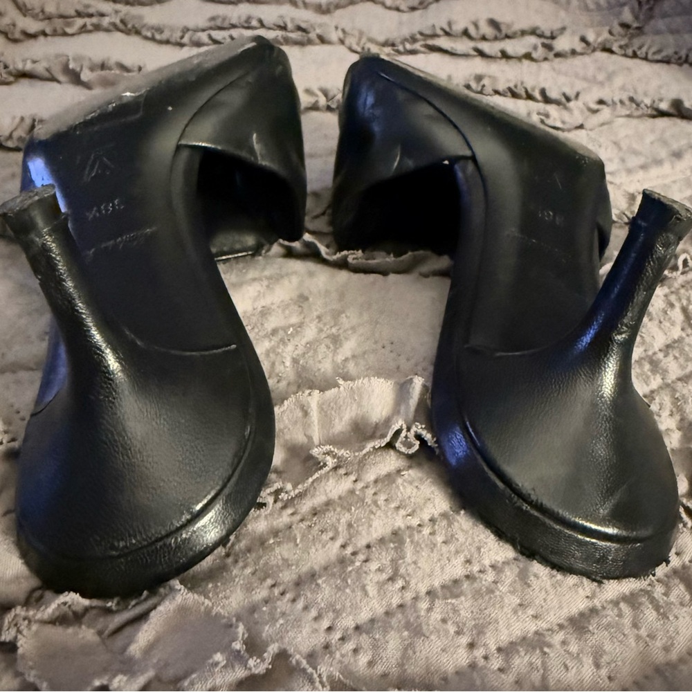 Louis Vuitton Elegant Black Slide Sandals - Picture 4 of 4